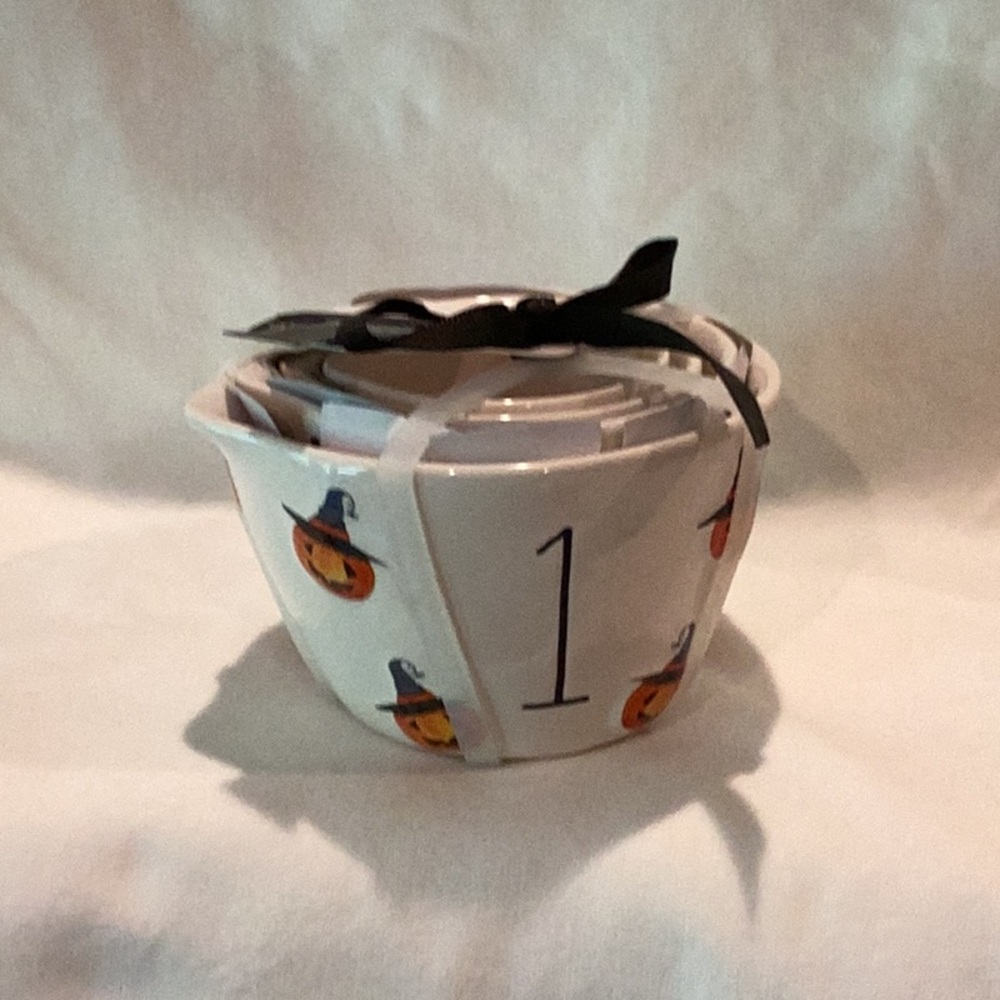 Rae Dunn Halloween Jack O’Lantern measuring cups.